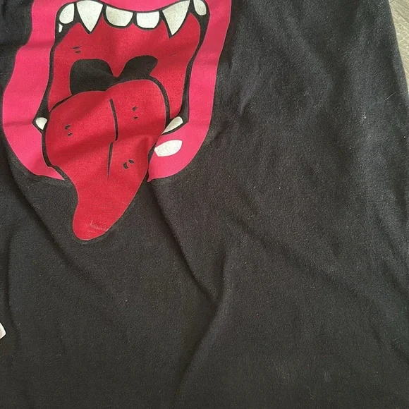 PrettyLittleThing Black Tee with Pink Graphic - Picture 5 of 5